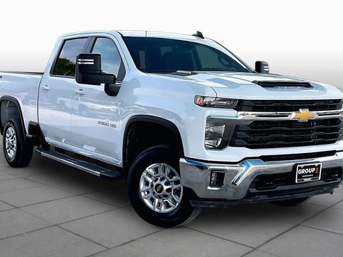 Used 2025 Chevrolet Silverado 2500 LT w/ Convenience Package image 3