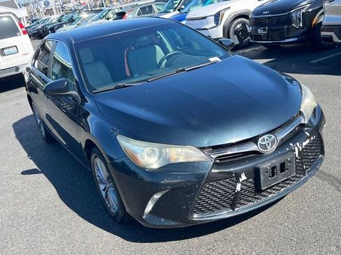 Used 2016 Toyota Camry SE image 3