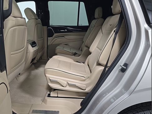 Used 2023 Cadillac Escalade Premium Luxury AWD/4WD image 16