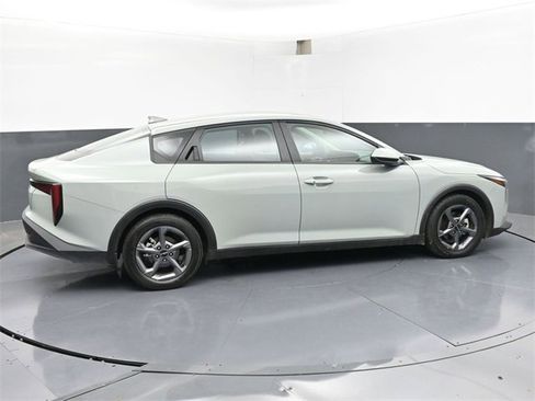 Used 2025 Kia K4 LXS image 3