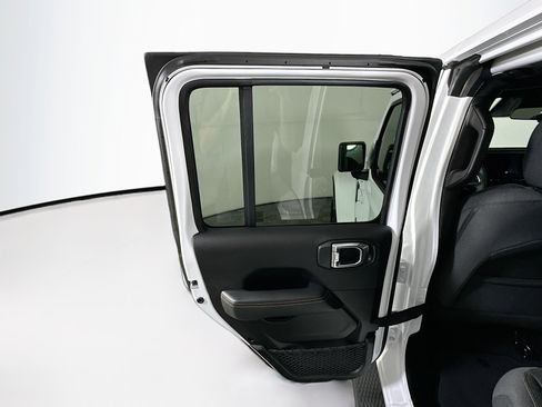 Used 2025 Jeep Wrangler Sahara image 25