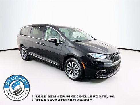 Used 2023 Chrysler Pacifica Limited FWD image 1