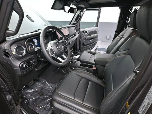 Used 2025 Jeep Wrangler Sahara w/ Technology Group image 23