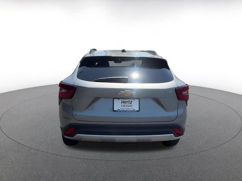 Used 2025 Chevrolet Trax LT FWD image 12