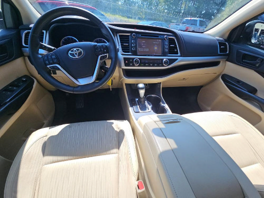 Used 2019 Toyota Highlander Plus FWD image 5