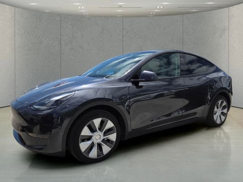 Used 2024 Tesla Model Y 2WD image 8