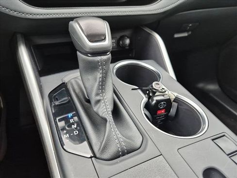 Used 2025 Toyota Highlander LE FWD image 12