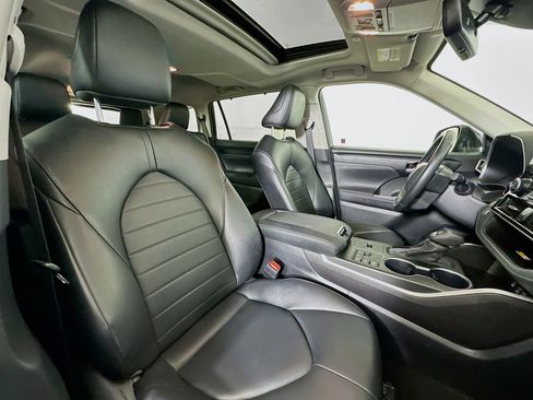 Used 2024 Toyota Highlander XLE image 34