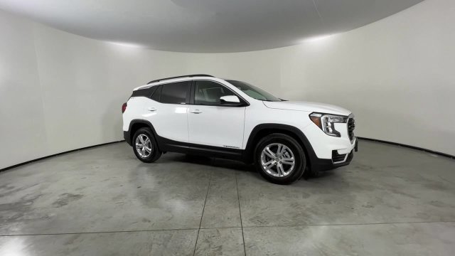 Used 2023 GMC Terrain SLE w/ Driver Convenience Package FWD image 2
