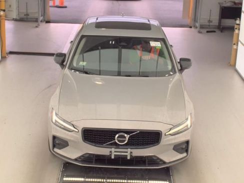 Used 2025 Volvo S60 B5 Core image 2