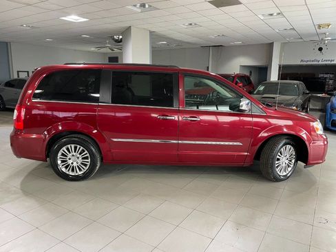 Used 2015 Chrysler Town & Country Touring-L w/ Driver Convenience Group image 8