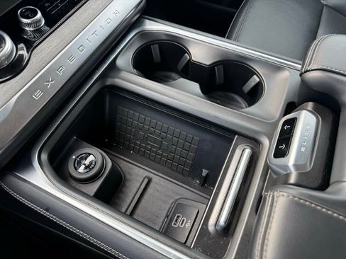 Used 2025 Ford Expedition Platinum image 16