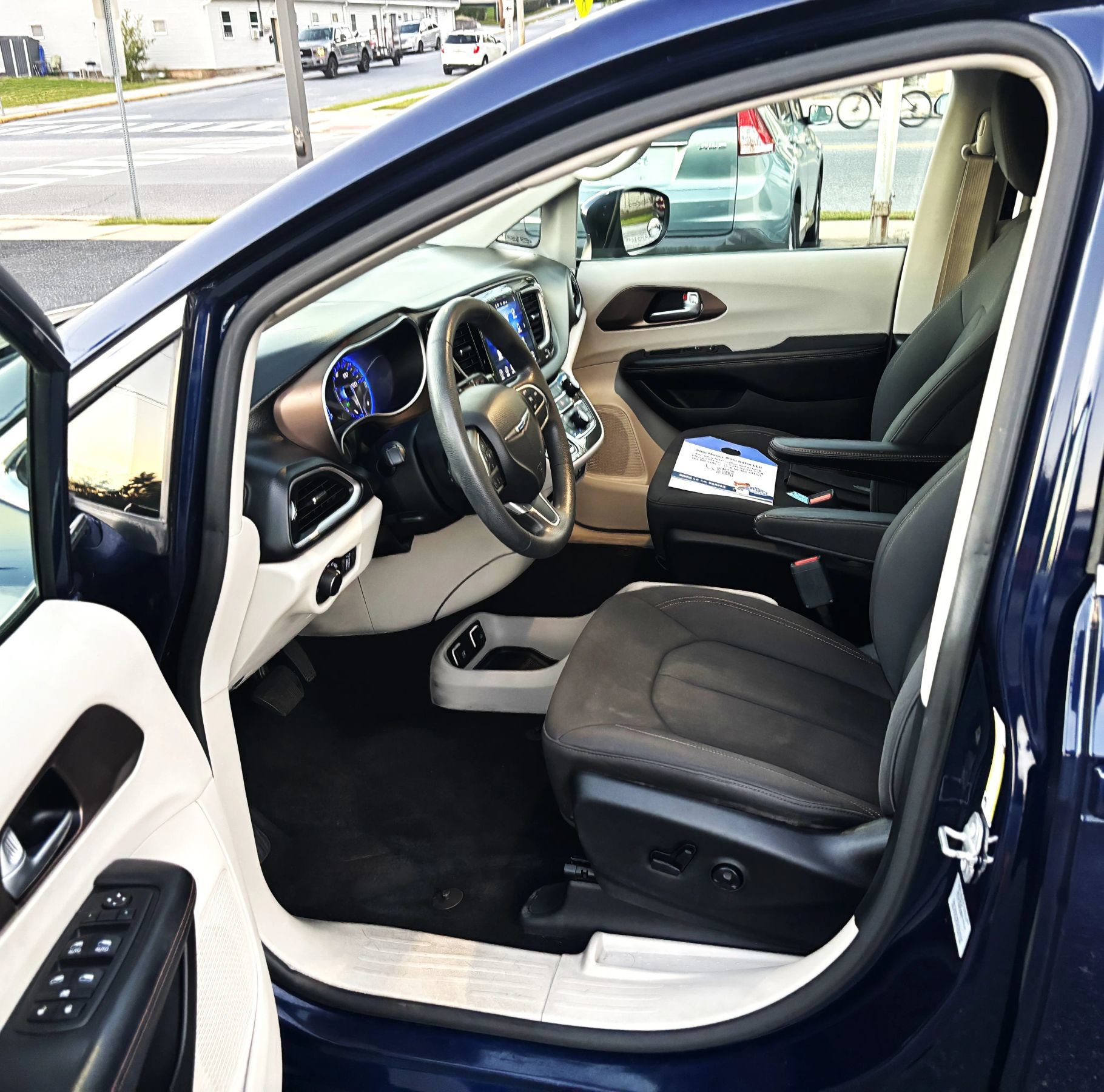 Used 2017 Chrysler Pacifica Touring FWD image 15