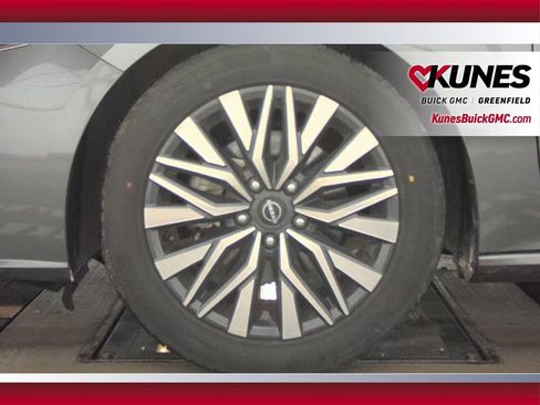 Used 2024 Nissan Altima 2.5 SV image 13