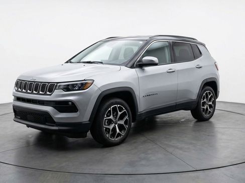 Used 2025 Jeep Compass Limited image 3