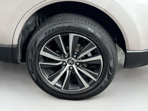 Certified 2024 Toyota Venza LE image 10