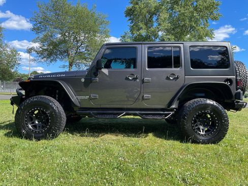 Used 2014 Jeep Wrangler Unlimited Rubicon w/ Connectivity Group AWD/4WD image 36