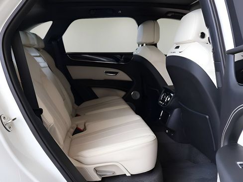Used 2024 Bentley Bentayga AWD/4WD image 20