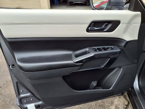 Used 2024 Nissan Pathfinder SV image 11