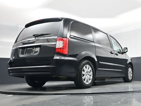 Used 2015 Chrysler Town & Country Touring image 14