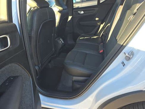 Used 2025 Volvo XC40 B5 Plus image 5