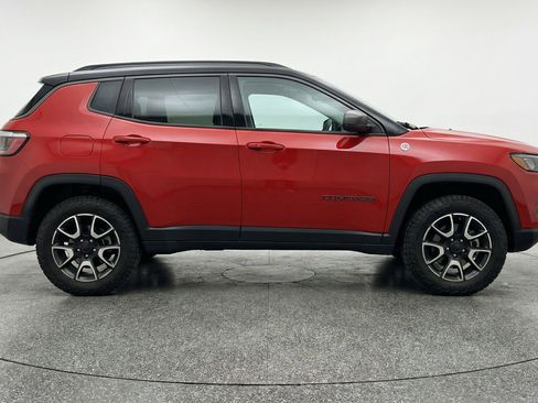 Used 2025 Jeep Compass Trailhawk image 11