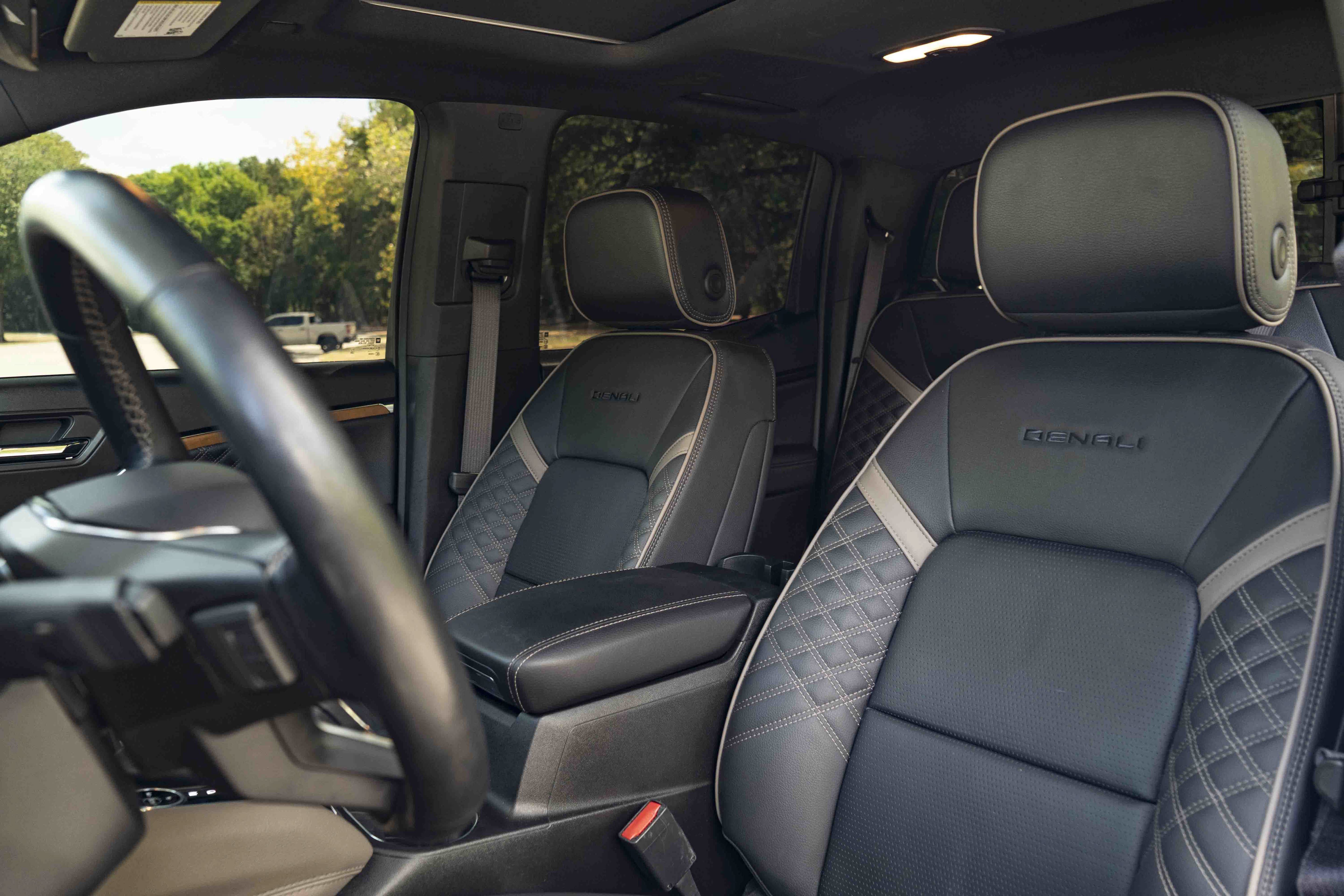 Used 2025 GMC Canyon Denali AWD/4WD image 17