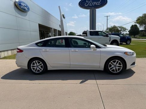 Used 2016 Ford Fusion SE FWD image 2