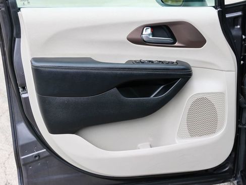 Used 2022 Chrysler Voyager LX image 11