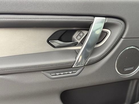 New 2025 Land Rover Discovery Sport Dynamic SE image 8