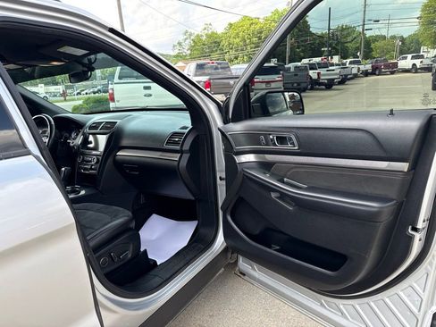 Used 2018 Ford Explorer XLT w/ Equipment Group 202A AWD/4WD image 40