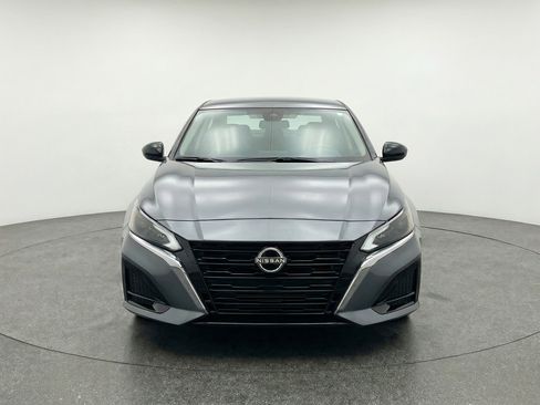 Used 2025 Nissan Altima 2.5 SV FWD image 2