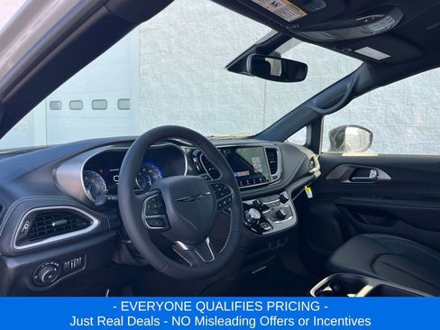 New 2026 Chrysler Pacifica Select image 10