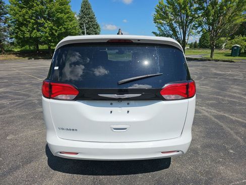 Used 2023 Chrysler Voyager LX FWD image 5