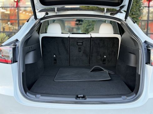 Used 2021 Tesla Model Y Long Range image 17