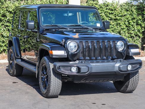 Used 2022 Jeep Wrangler Unlimited Sahara AWD/4WD image 3