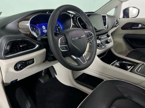 Used 2024 Chrysler Pacifica Limited image 22