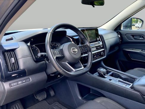 Used 2025 Nissan Pathfinder SV FWD image 16