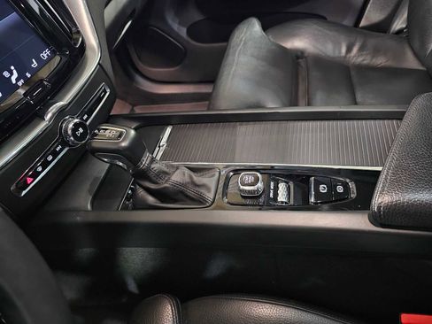 Used 2019 Volvo XC60 T5 Momentum w/ Multimedia Package image 29