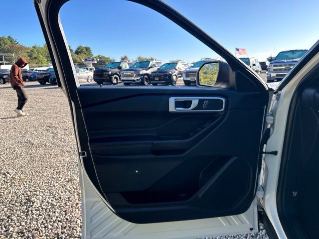 Used 2020 Ford Explorer XLT w/ Equipment Group 202A AWD/4WD image 24