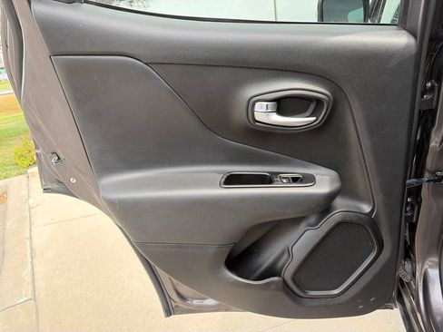 Used 2020 Jeep Renegade Altitude FWD image 32