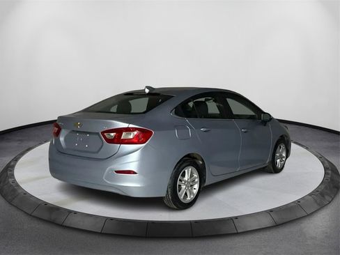Used 2017 Chevrolet Cruze LT w/ Convenience Package image 5