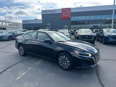 Used 2024 Nissan Altima 2.5 SV AWD/4WD image 1
