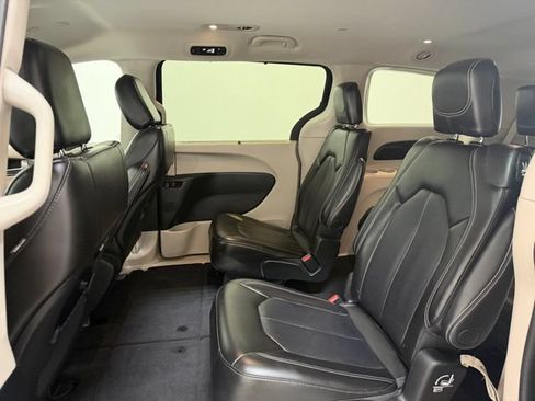 Used 2023 Chrysler Pacifica Touring-L FWD image 20