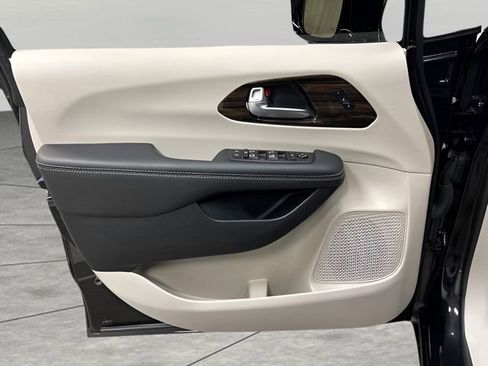 Used 2023 Chrysler Pacifica Limited image 10