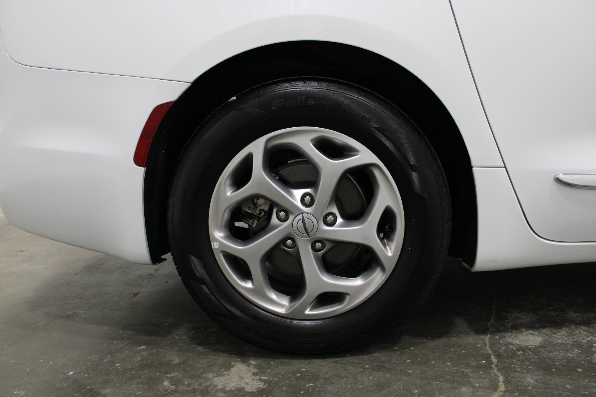 Used 2023 Chrysler Pacifica Limited FWD image 5