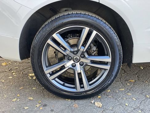Used 2021 Volvo XC60 T5 Momentum w/ Premium Package AWD/4WD image 12