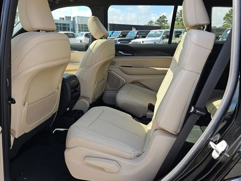 New 2026 Jeep Grand Cherokee L Limited w/ Luxury Tech Group II RWD image 11