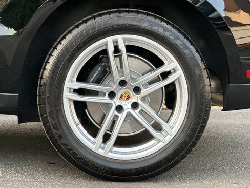 Certified 2025 Porsche Macan AWD/4WD image 30