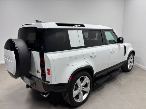 Used 2025 Land Rover Defender 110 X-Dynamic SE AWD/4WD image 6